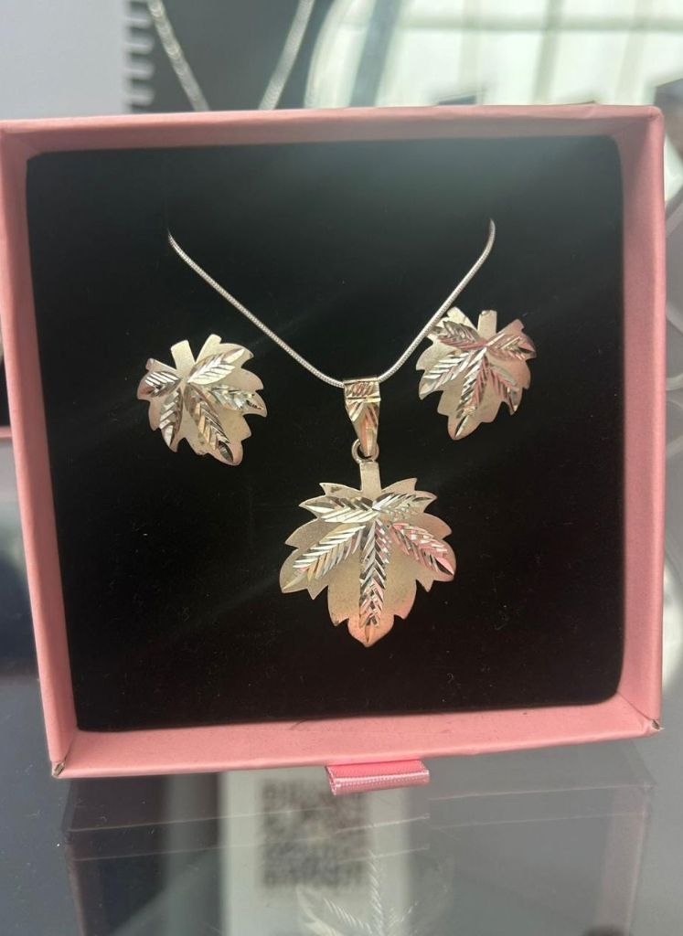 Maple Leaf Pendant Stud Set (Without Pearls)